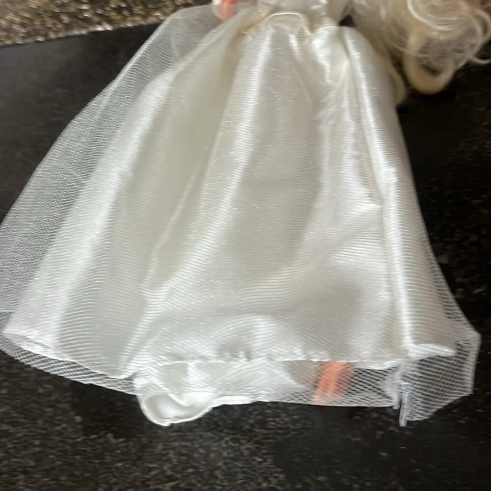 Vintage excellent condition, Barbie blushing bride blonde hair doll 1990s